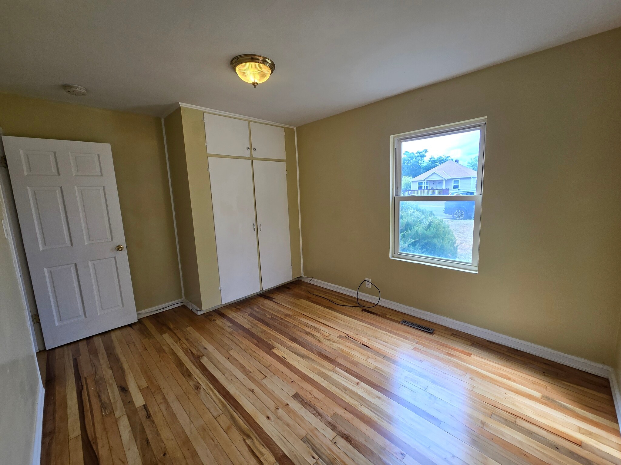 Front bedroom with closet - 2040 Geneva St