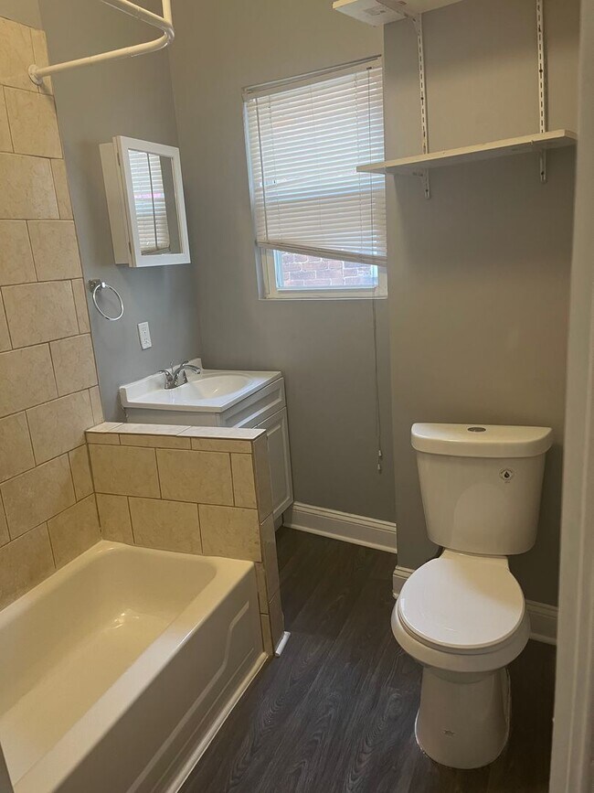 Building Photo - Spacious 3 bedroom 1.5 Bathroom Townhome