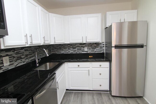 Building Photo - 9008 Sandalwood Dr