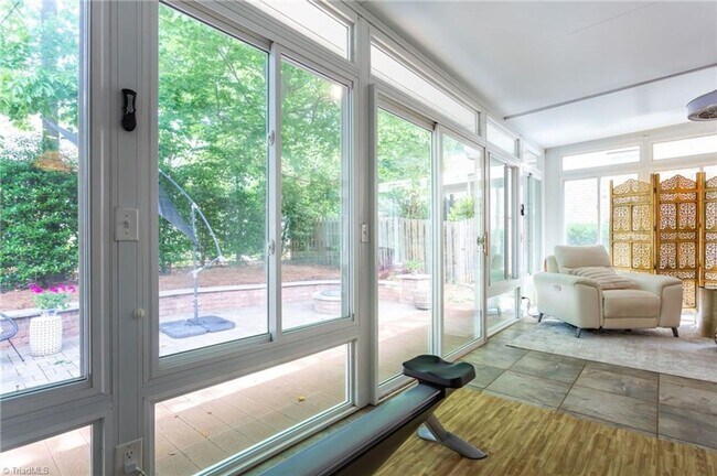 Building Photo - Spacious 4 Bedroom in Lake Jeanette - Larg...