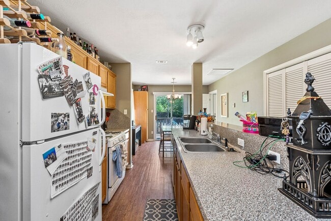 Building Photo - SUBLEASE AVAILABLE IMMEDIATELY THROUGH JULY 2026!  Charming 3 Bed, 2 Bath in Central Location!