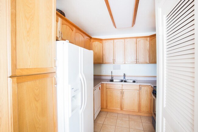 Building Photo - Furnished Condo in Desirable Community in ...