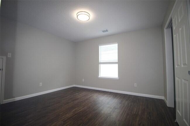 Building Photo - 16730 Town Glade Dr