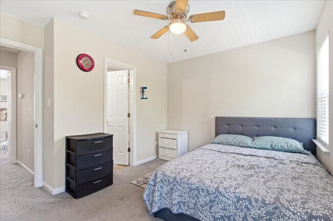 Building Photo - 2 Bed 2.5 Bath Townhome