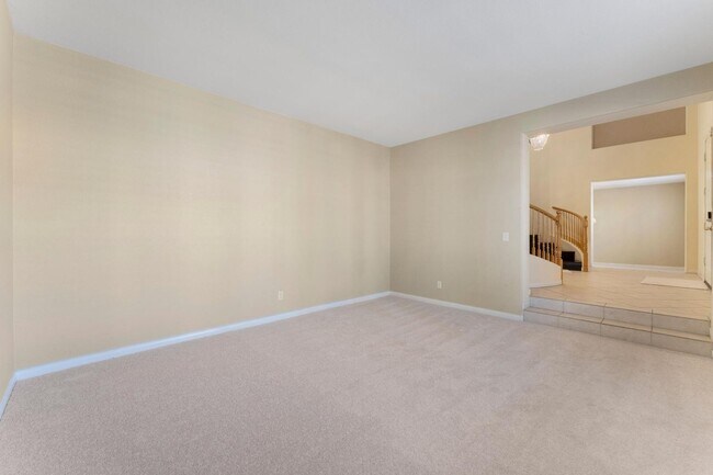 Building Photo - Luxurious Home in Gated Community