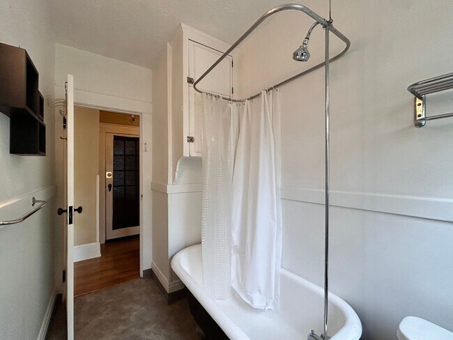 Building Photo - Vintage Charm - Top Floor NW Studio!