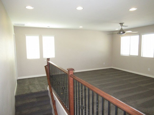 Building Photo - MOVE IN SPECIAL