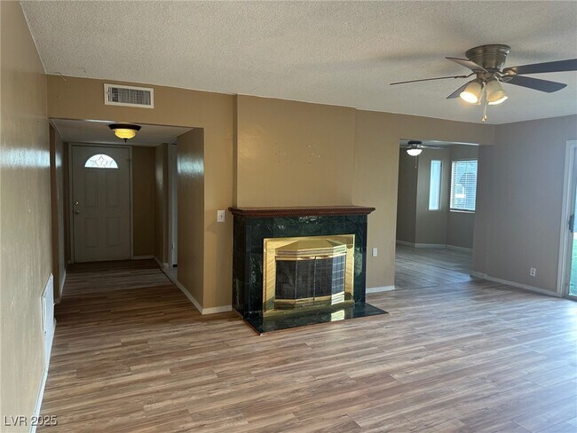 Building Photo - 504 Falcon Ln