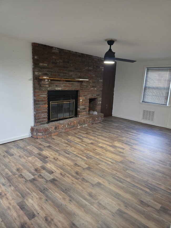 Building Photo - 549 Thompson Ave