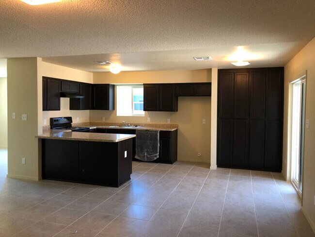 Building Photo - 3 Bedroom Home in Desert Oasis