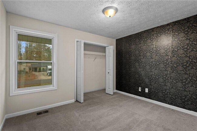 Building Photo - 2400 Salem Dr