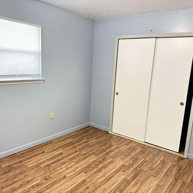 Building Photo - 824 Tanager Rd