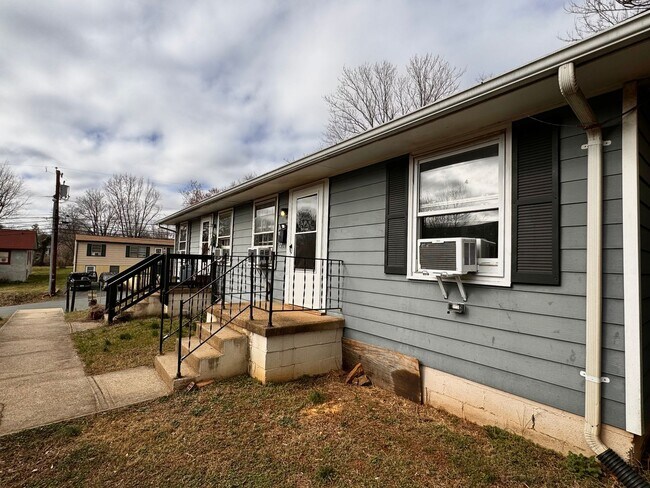 Building Photo - 1502 6th St SE