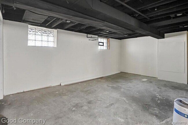 Building Photo - 1102 S Wilson Ave