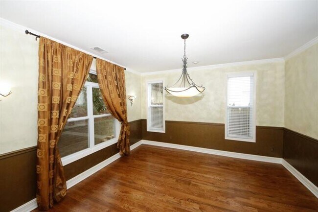 Building Photo - 1354 Brookhaven Village Cir NE