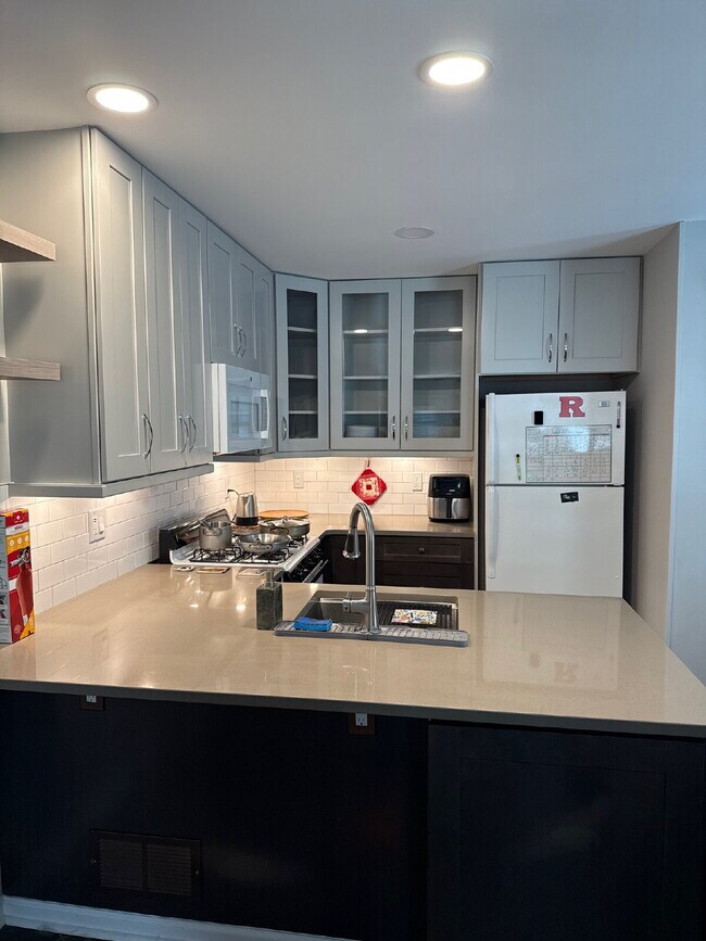 Building Photo - "Charming 2-Bed Retreat with Modern Comfor...
