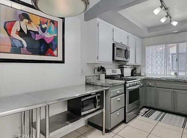 Building Photo - 5608 Las Virgenes Rd