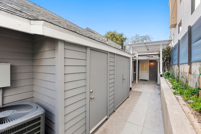 Building Photo - 2 WEEKS FREE!! Newly Renovated JR 1-Bedroo...
