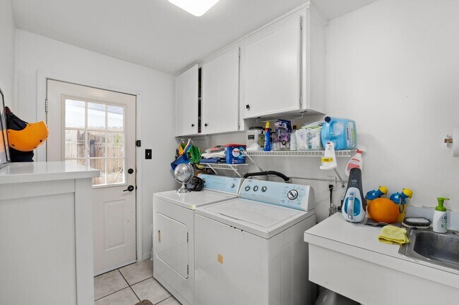 Building Photo - 827 Thicket Ln
