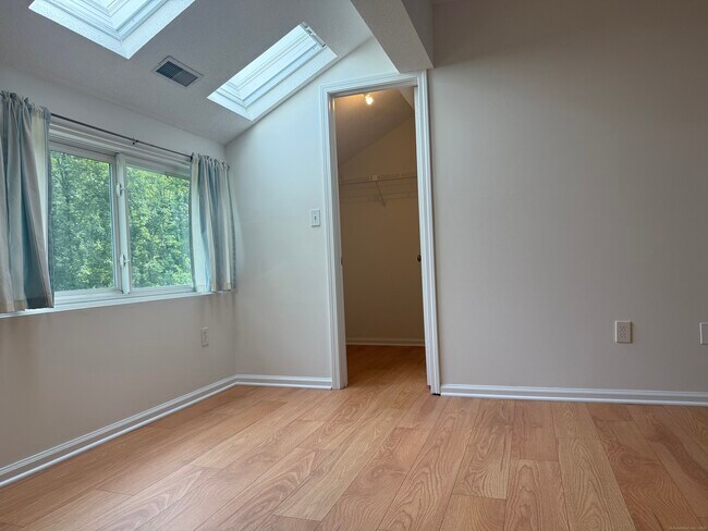 Building Photo - 11 Strathmore Ln