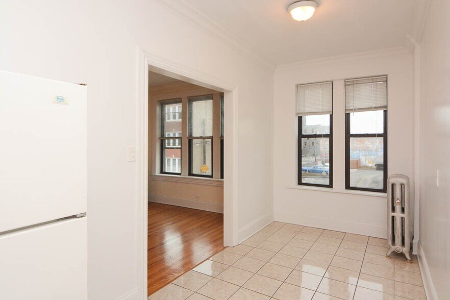 Building Photo - 2704 N Sawyer Ave