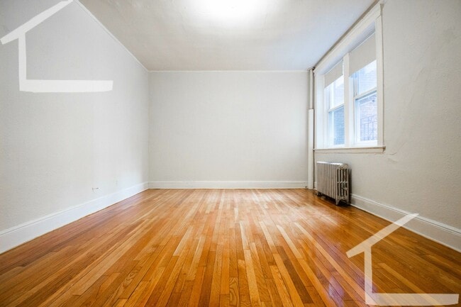 Building Photo - Nicely updated 1 bed in a prime location n...