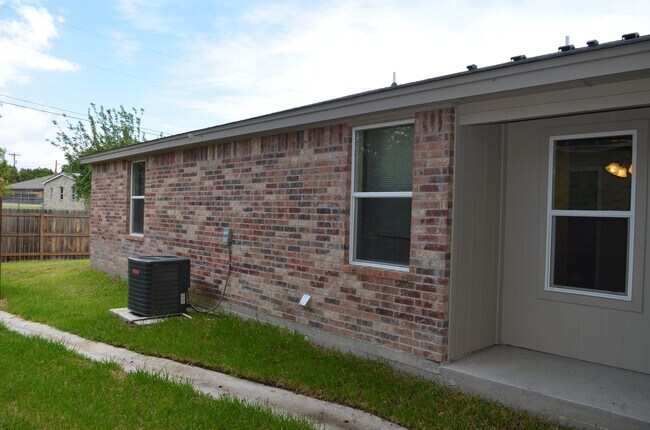 Building Photo - 1421 Hopi Trail