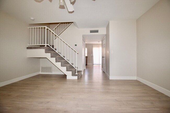 Building Photo - Beautiful 2 bed 2.5 bath Townhouse in Mesa!