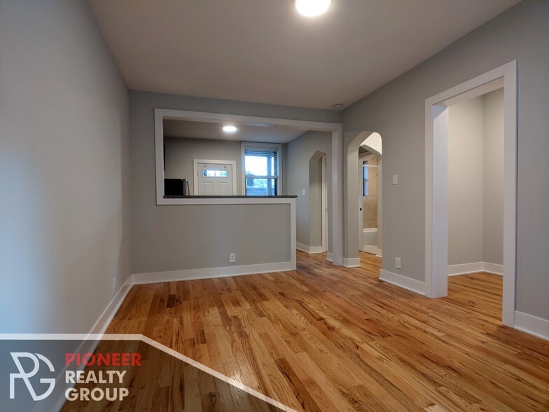 Building Photo - 4409 N Wolcott Ave