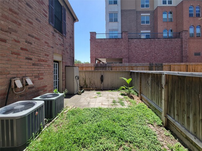 Building Photo - 2255 Braeswood Park Dr