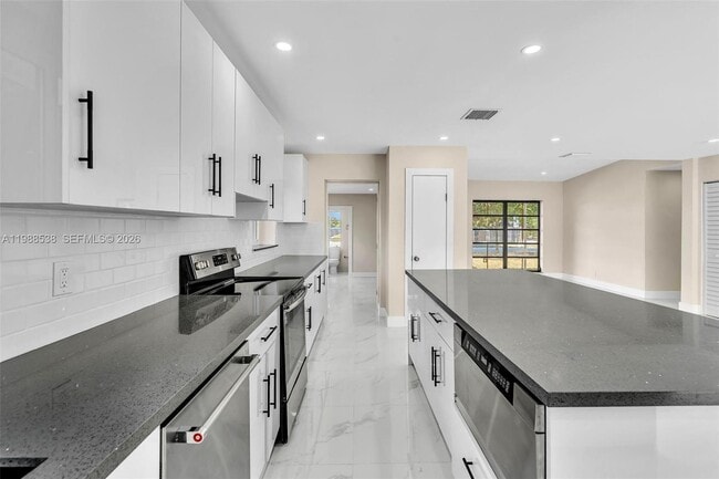 Building Photo - 1600 SW 9th St