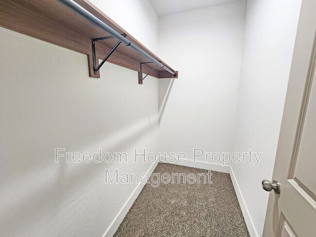 Building Photo - 1340 Arrowhead St