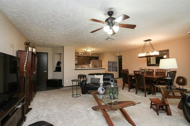 Building Photo - 8051 Bay Branch Dr