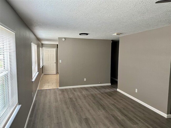 Building Photo - 2310 Kingsdale Dr