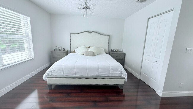 Building Photo - 5301 Canoe Bend Dr