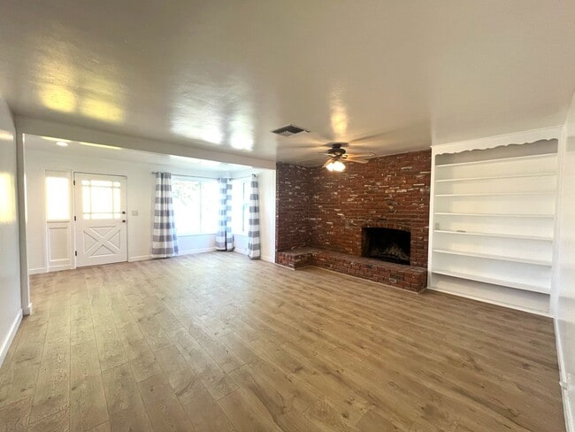 Building Photo - 3 bed, 2 bath located in Riverside!