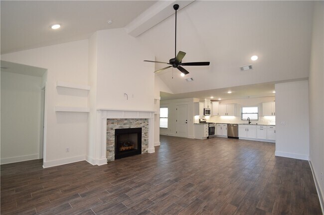 Building Photo - 320 Palm St