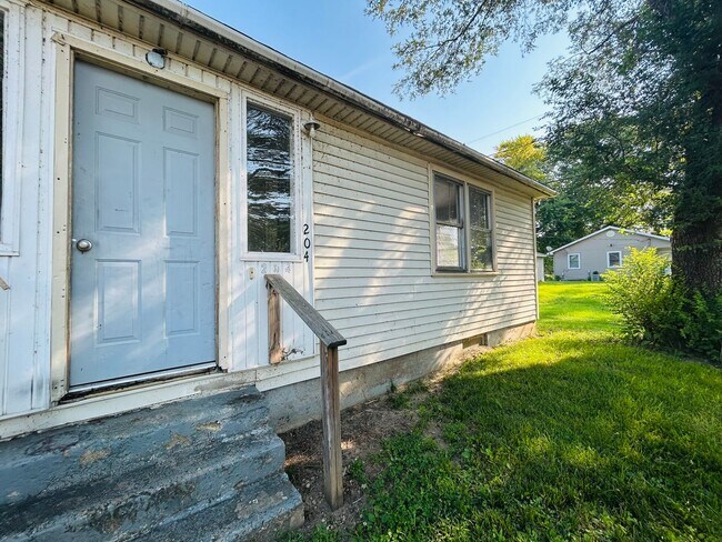 Building Photo - 202-204 E Maple St