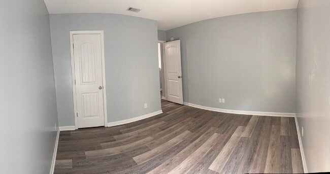 Building Photo - Large 5 bed home in excellent condition on...