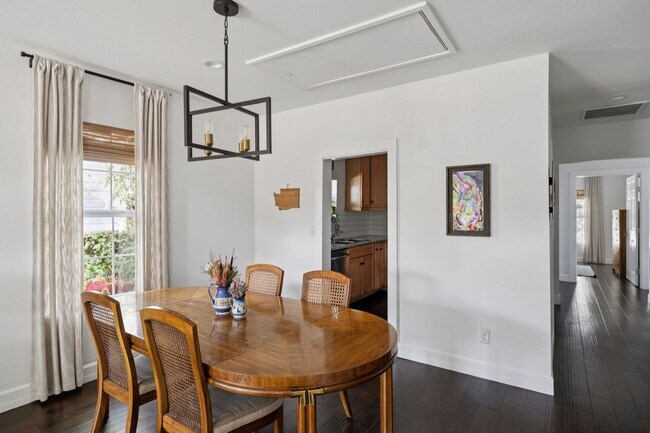 Building Photo - DARLING 2-BEDROOM MAHNCKE PARK COTTAGE