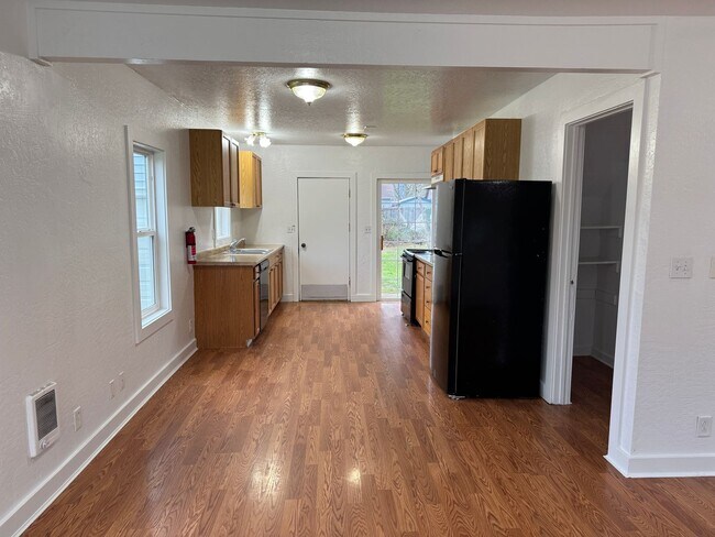 Building Photo - Updated 3 bedroom, 1 bath house in Springfield!