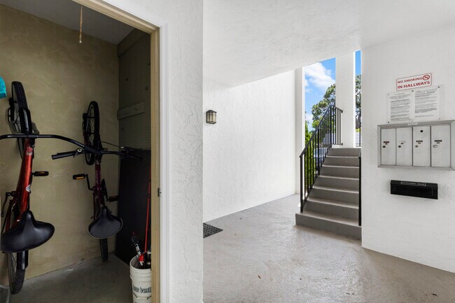 Building Photo - 5800 Hollywood Blvd