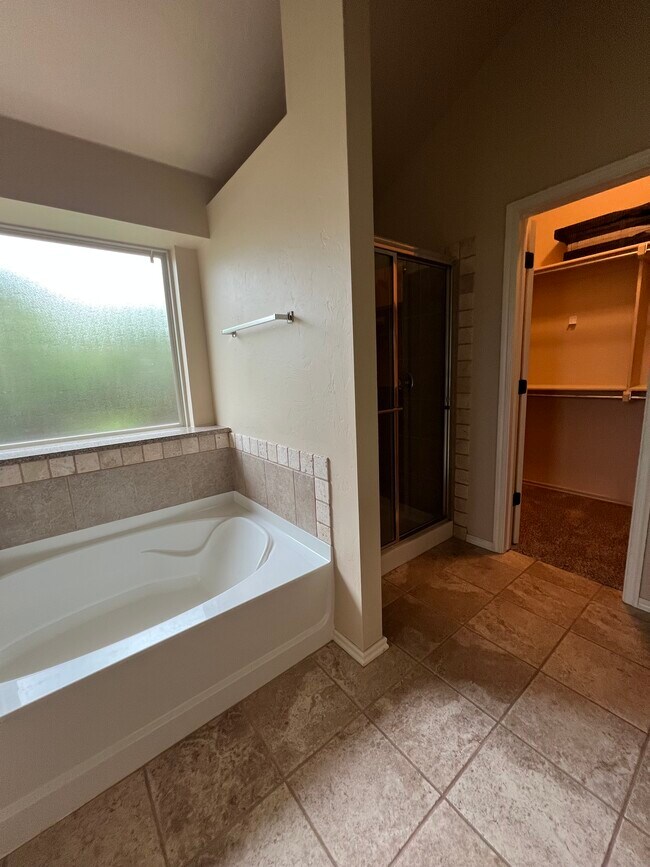 Building Photo - 3814 Kings Canyon Rd