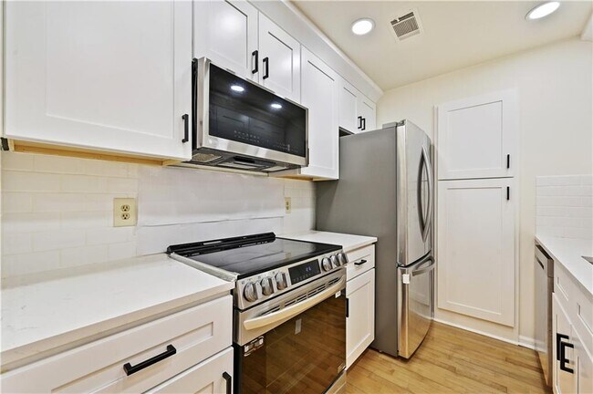 Building Photo - 2201 Pine Heights Dr NE
