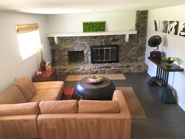 Building Photo - Beautiful & Spacious Home in Quiet Gunbarrel Neighborhood