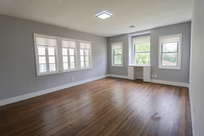 Building Photo - 3 Bed | 1 Bath | Mid Town | $1400