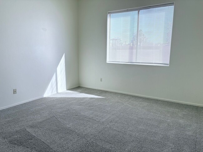 Building Photo - *AVAILABLE NOW* Gorgeous 3 bed/2 bath home in private gated Tanque Verde community!!!