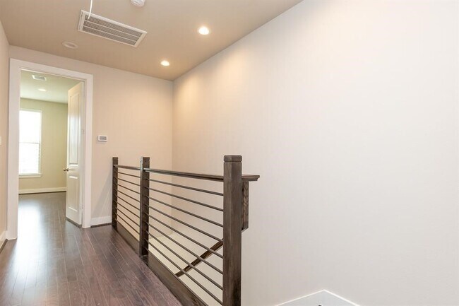 Building Photo - 5836 E Post Oak Ln