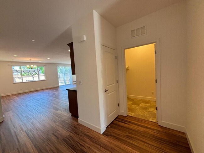 Building Photo - 402 Crimson Cir