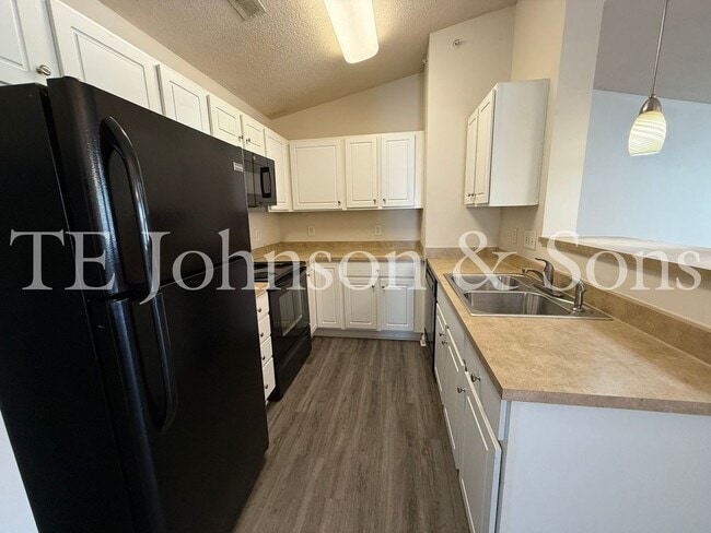 Building Photo - Lovely 2 Bedroom Condo Off Hwy 150